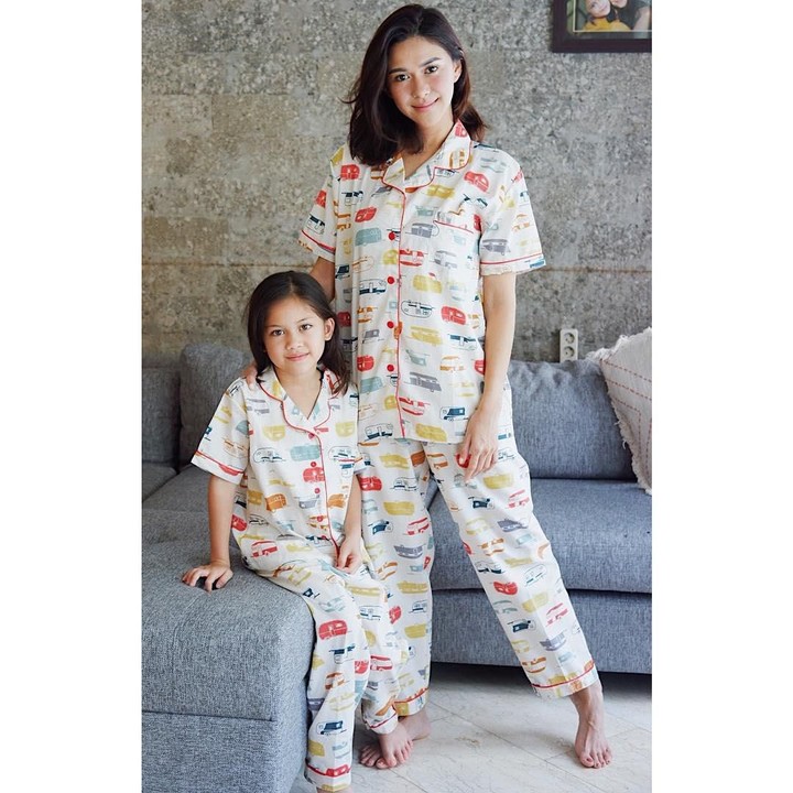 Nana dan Sarah kerap tampil kompak dengan memakai baju yang seragam. (Foto: Instagram @nanamirdad_)