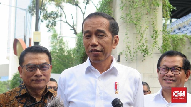 Presiden Jokowi mendatangi Kantor Pusat PT PLN (Persero), setelah listrik padam sejak Minggu (4/8). Jokowi mempertanyakan PLN yang tidak bekerja dengan baik.