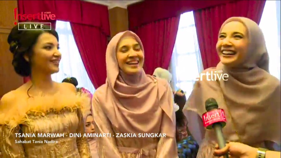Tsania Marwa, Dhini Aminarti, & Zaskia Sungkar Tamu-tamu penting di pernikahan Tania Nadira dan Abdullah Alwi.