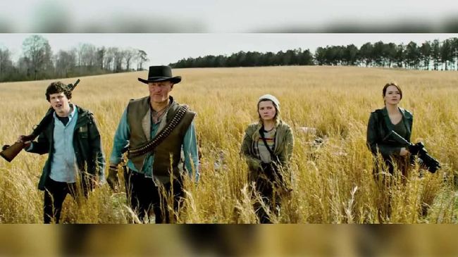 Aktris Emma Stone kembali menjadi bagian keluarga Columbus dalam Zombieland: Double Tap. Tetapi, kali ini mereka tak hanya melawan zombie.