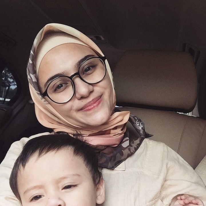 <p>Semakin hari, baby Lucky semakin tumbuh menggemaskan ya, Bun. (Foto: Instagram @zeezeeshahab)</p>