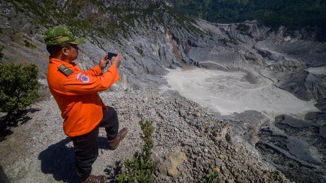 Gunung Tangkuban Parahu erupsi pada Jumat (26/7). Kantor SAR Bandung menyiagakan petugas untuk mengantisipasi aktivitas vulkanik gunung tersebut.