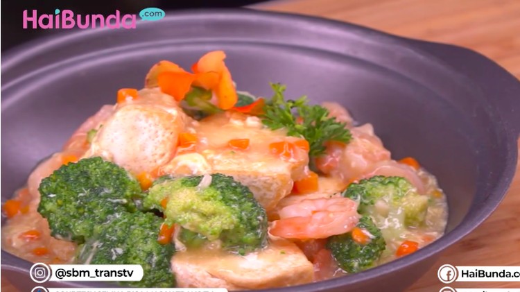 Anak sedang gencar-gencarnya melakukan gerakan tutup mulut, coba beri mereka sajian tahu saus brokoli seafood yuk, Bun.