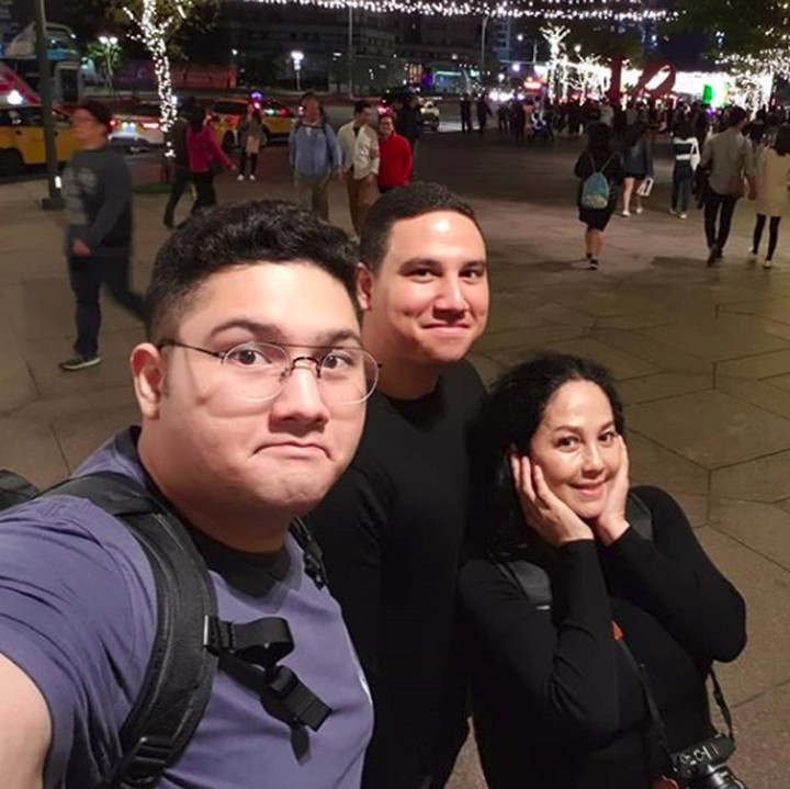 <p>Kalau dilihat sekilas, Meriam Bellina dan kedua putranya seperti kakak adik ya? (Foto: Instagram @bellinamer)</p>