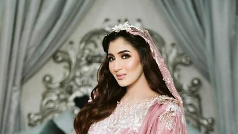 Meriahnya Prosesi Pernikahan Kedua Tania Nadira Pernikahan Tania Nadira dan Abdullah Alwi Alaydrus digelar dengan adat nusantara.