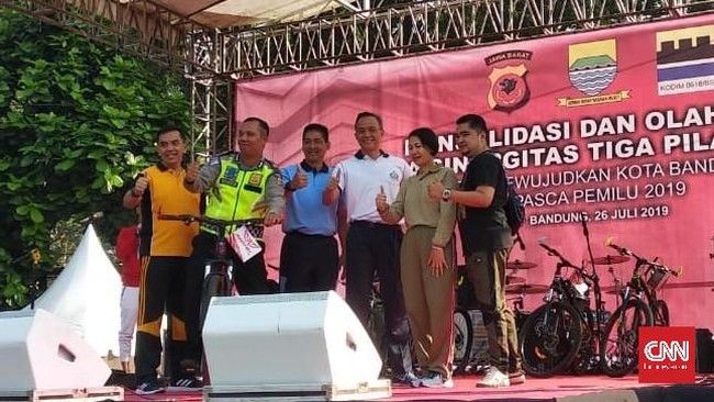Brigadir Natan, polisi yang menemplok kap mobil pelanggar lalu lintas di Bandung mendapat hadiah sepeda dari Kapolrestabes Bandung.