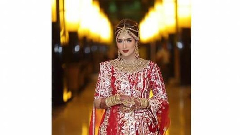 Meriahnya Prosesi Pernikahan Kedua Tania Nadira Pernikahan Tania Nadira dan Abdullah Alwi Alaydrus digelar dengan adat nusantara.