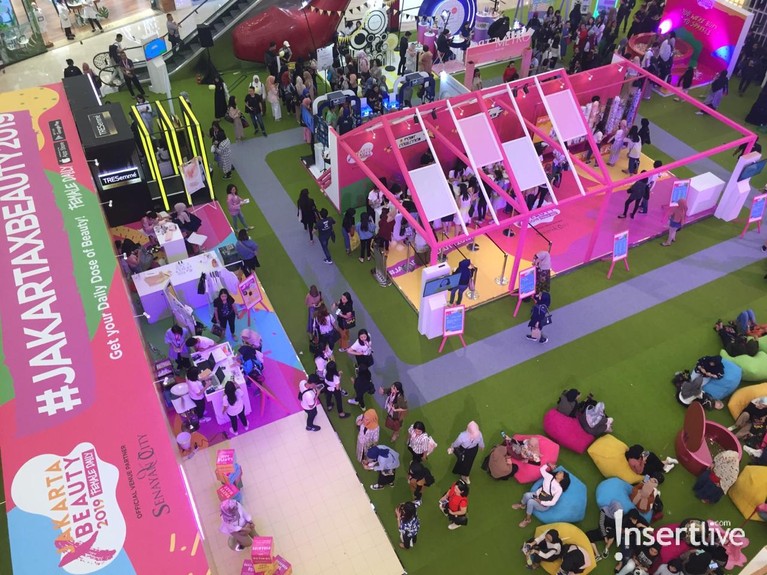 Antusiasme Pengunjung di Pembukaan Jakarta X Beauty 2019 Jakarta X Beauty 2019 baru saja dibuka pada Jumat (26/7). Acara yang mengusung tema Beauty Power ini disambut dengan antusiasme tinggi para pengunjung.