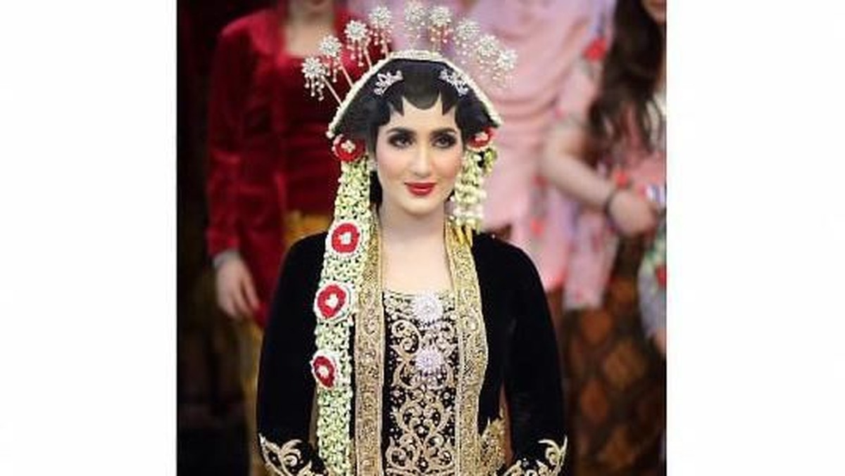 Pernikahan Tania Nadira dan Abdullah Alwi Alaydrus digelar dengan adat nusantara&period;