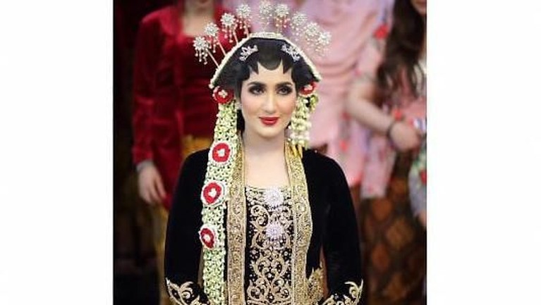 Pernikahan Tania Nadira dan Abdullah Alwi Alaydrus digelar dengan adat nusantara.