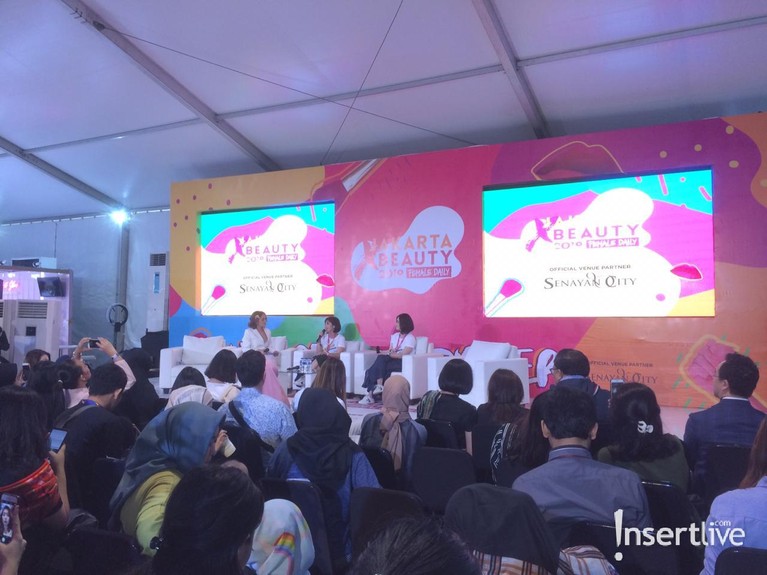 Antusiasme Pengunjung di Pembukaan Jakarta X Beauty 2019 Jakarta X Beauty 2019 baru saja dibuka pada Jumat (26/7). Acara yang mengusung tema Beauty Power ini disambut dengan antusiasme tinggi para pengunjung.