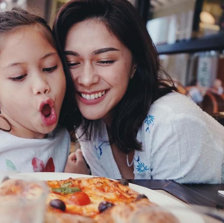Nana juga sering quality time bersama putrinya, yang sebentar lagi genap 8 tahun ini. (Foto: Instagram @nanamirdad_)