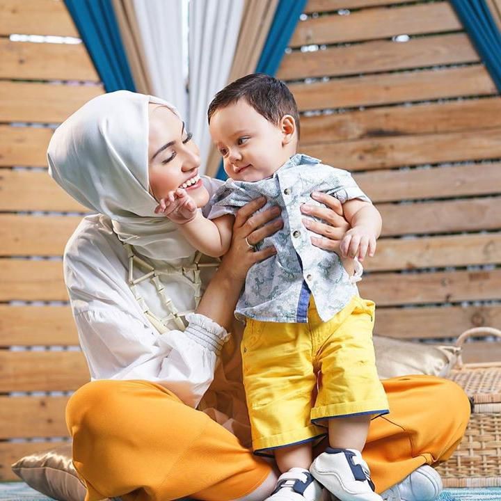 <p>Teduh banget nih tatapan baby Lucky pada bunda Zee Zee. (Foto: Instagram @zeezeeshahab)</p>