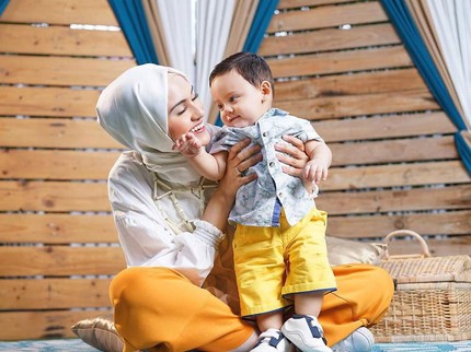 Menggemaskan! 7 Potret Baby Lucky, Putra Kedua Zee Zee Shahab