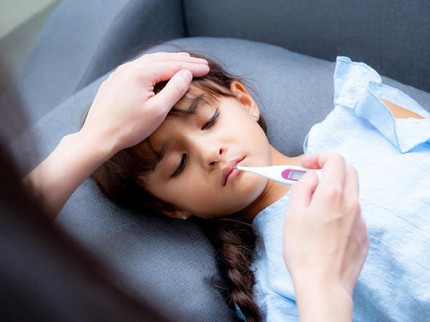 8 Makanan & Minuman yang Bantu Redakan Demam Anak