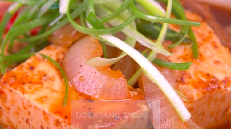 Suami pecinta makanan berkuah, Bun? Coba sajikan pasta ala Korea yang satu ini yuk!