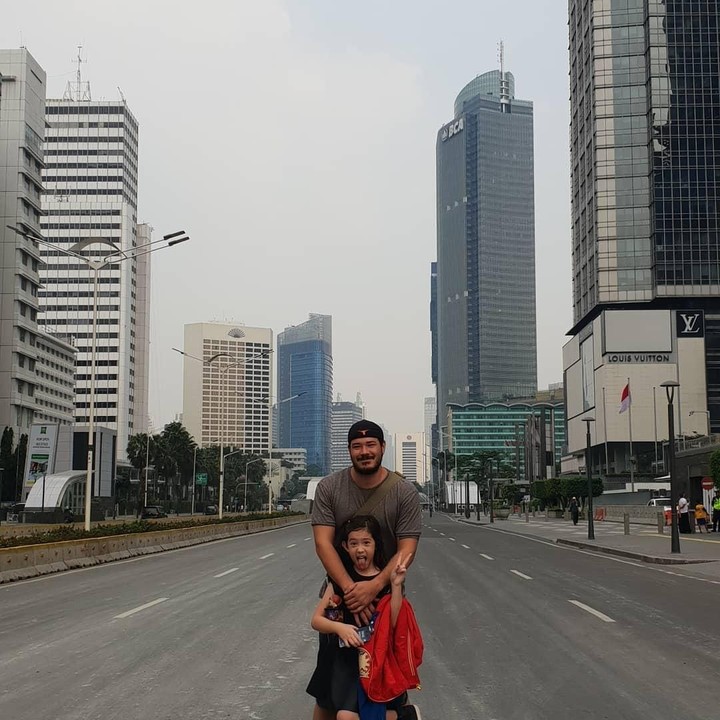 <p>Kompak banget ya ayah Zack Lee dan Mikha, jalan-jalan berdua. (Foto: Instagram @zackleelife77)</p>