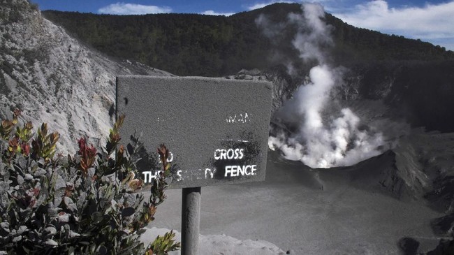 FOTO: 'Selimut Abu' Pascaerupsi Gunung Tangkuban Parahu