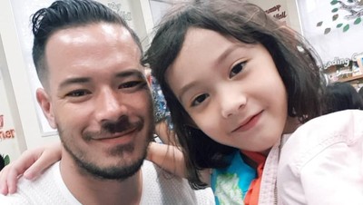 Jarang Terekspose, 8 Momen Kedekatan Zack Lee dan Putrinya