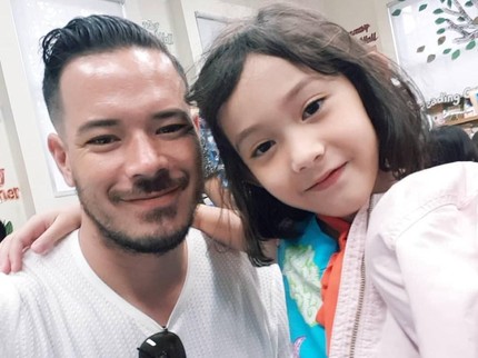 Jarang Terekspose, 8 Momen Kedekatan Zack Lee dan Putrinya