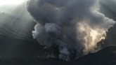 FOTO: 'Selimut Abu' Pascaerupsi Gunung Tangkuban Parahu Pasca-erupsi pada Jumat (26/7), kawasan wisata Gunung Tangkuban Parahu tertutup oleh abu vulkanik.