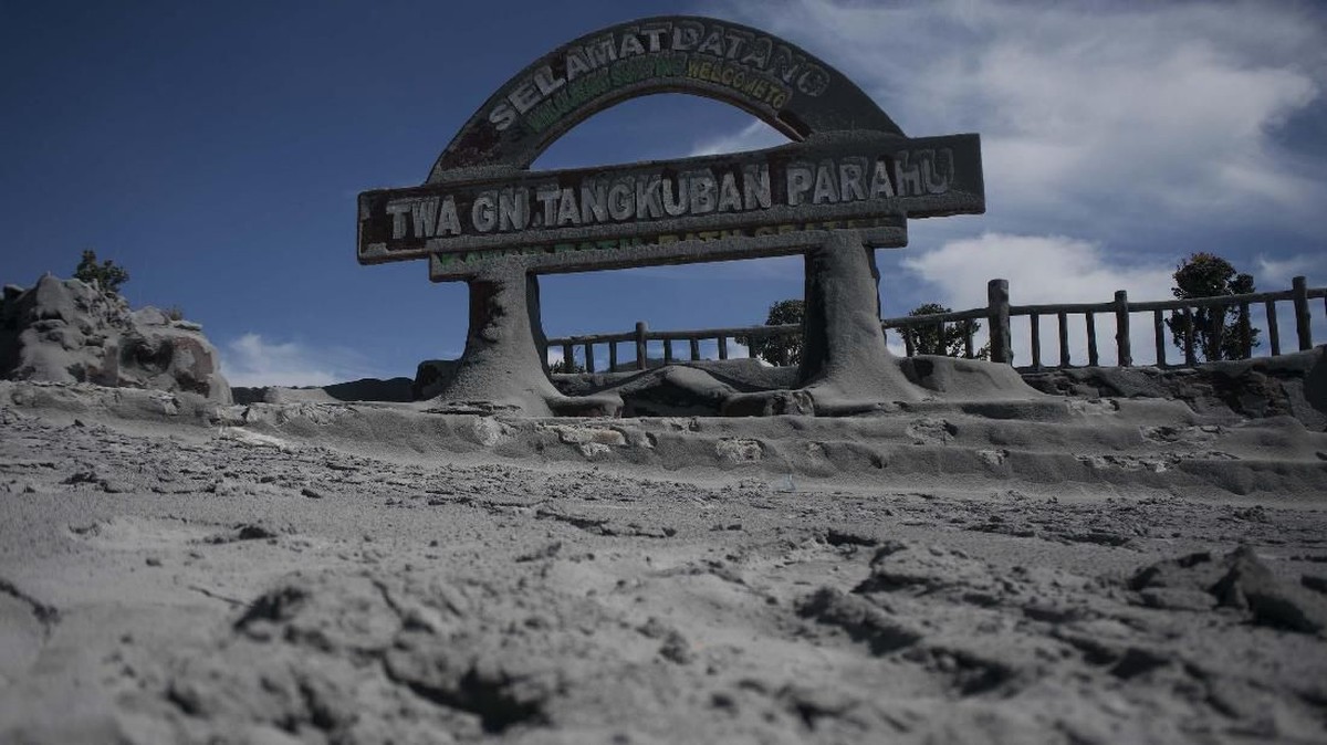 FOTO: 'Selimut Abu' Pascaerupsi Gunung Tangkuban Parahu
