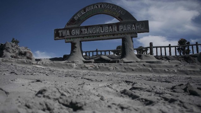 Status Gunung Tangkuban Parahu ditingkatkan dari level Normal menjadi Waspada. Pemberlakukan status waspada diberlakukan sejak Jumat (2/8) pukul 08.00 WIB.