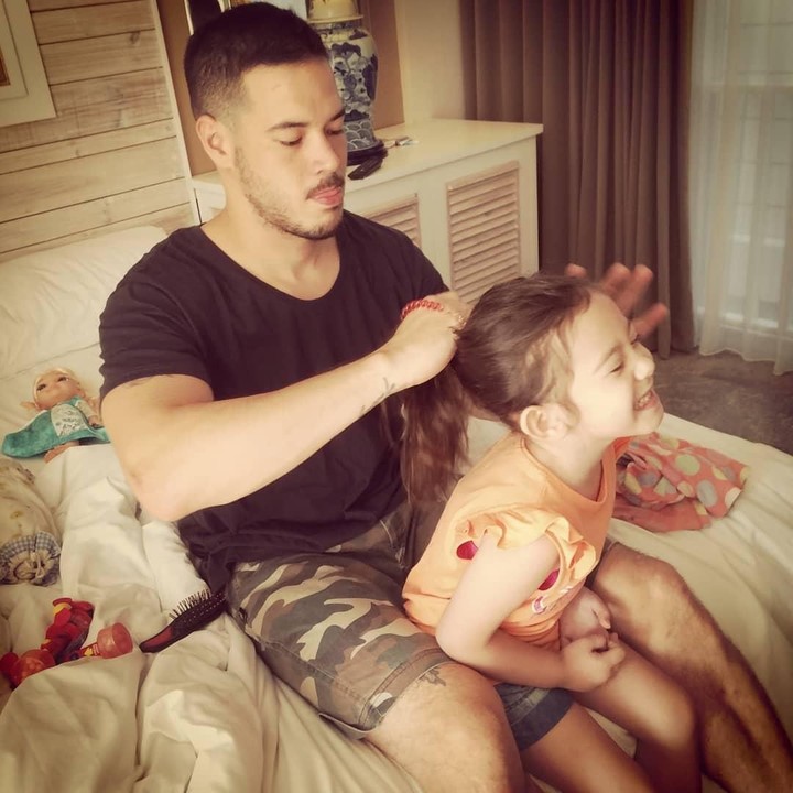 <p>Menjadi ayah harus serba bisa. Harus bisa juga dong menata rambut sang buah hati. Momen langka yang sweet banget ya, Bun. (Foto: Instagram @zackleelife77)</p>