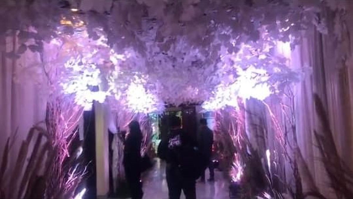 Cut Meyriska dan Roger Danuarta resmi bertunangan hari ini&comma; Minggu &lpar;28&sol;7&rpar;&comma; di D'Banquet Pantai Mutiara&comma; Jakrta Utara&period; Berikut suasana pertuangan mereka&period;