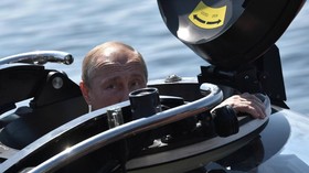 FOTO: Ziarah Putin ke Pusara Bawah Laut