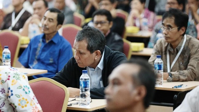 Koalisi Masyarakat menilai pembentukan pansel Capim KPK yang ditetapkan dalam Keppres tidak transparan. Koalisi berencana menggugat Keppres itu.