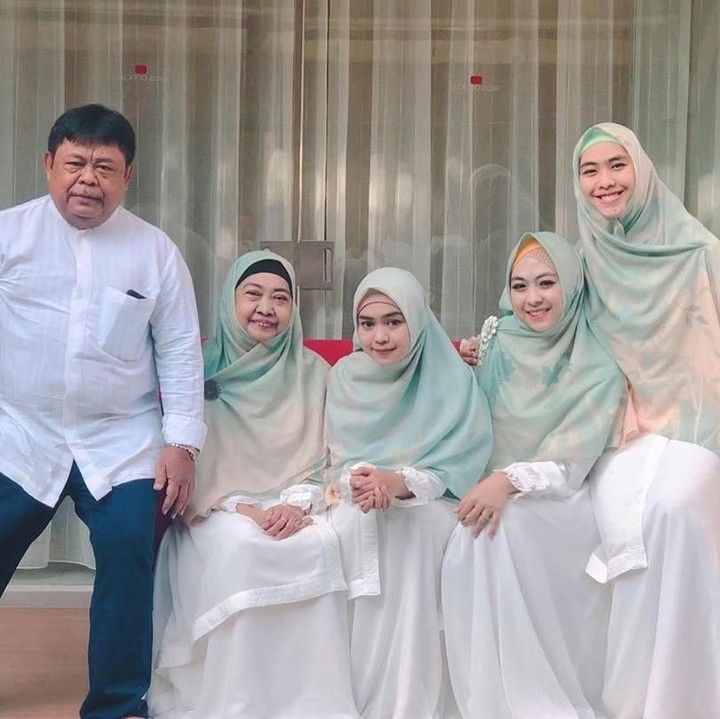 Ricis foto bareng kedua kakak dan orang tua mereka. Kompak dan harmonis selalu ya. (Foto: Instagram @riaricis1795)