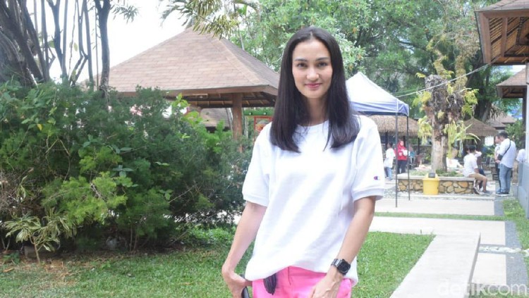 Atiqah Hasiholan di Sentul Bogor