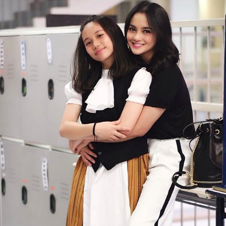 Jika Bunda mengikuti akun media sosial Ririn Ekawati, penampilan ibu dua anak itu seperti masih gadis. Banyak yang bilang, kalau dia berpose dengan anak sulungnya, Jasmine Salsabila Abeng, seperti kakak adik.