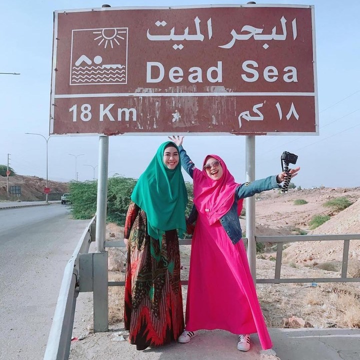 Tak dipungkiri, ketenaran pemilik nama lahir Ria Yunita ini berkat dorongan dan dukungan kakak sulungnya. (Foto: Instagram @riaricis1795)