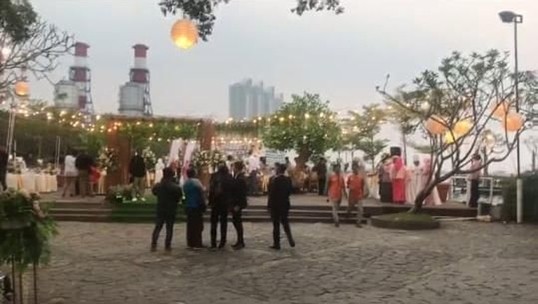 Mengintip Suasana Pertunangan Roger Danuarta dan Cut Meyriska Cut Meyriska dan Roger Danuarta resmi bertunangan hari ini, Minggu (28/7), di D'Banquet Pantai Mutiara, Jakrta Utara. Berikut suasana pertuangan mereka.