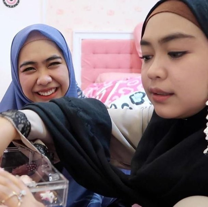 Ria Ricis lahir Batam, 1 Juli 1995. Kakak sulungnya, Oki Setiana Dewi, lebih dulu menjadi <em>public figure</em>. Sedangkan kakak keduanya, Shindy Kurnia Putri, berprofesi sebagai dokter. (Foto: Instagram @riaricis1795)