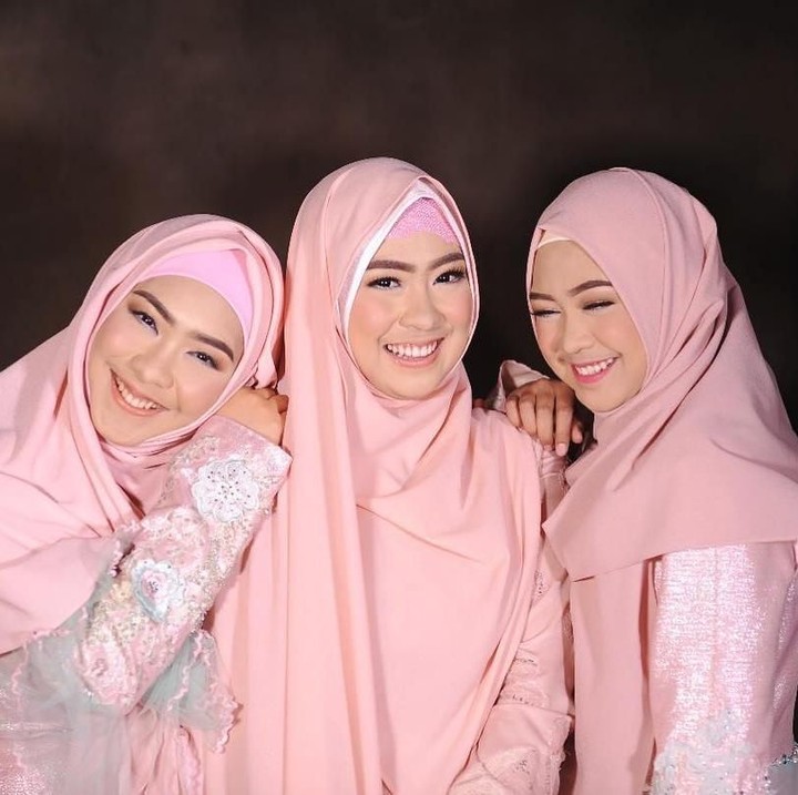 Cantik banget! "<em>Perbedaan yg buat kita bersatu. saling melengkapi. saling isi. saling lindungin. kita indah kaannnn</em>," tulis Ricis. (Foto: Instagram @riaricis1795)