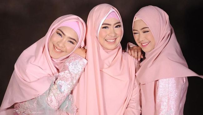 7 Potret Kekompakan Ria Ricis Bersama Dua Kakak Perempuan ...