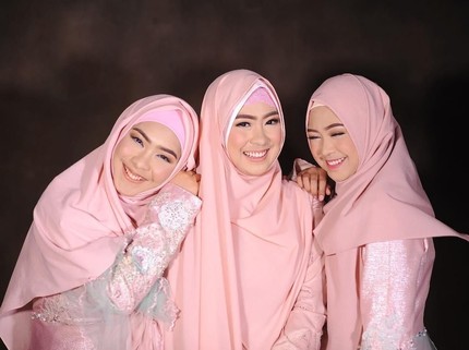 7 Potret Kekompakan Ria Ricis Bersama Dua Kakak Perempuan