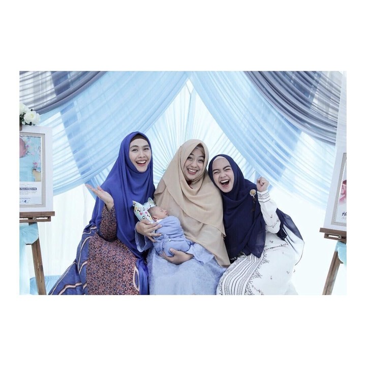 Foto ini diunggah Ricis pada 10 Agustus 2018, saat keponakannya baru lahir. Pemilik 15 juta <em>subscribers</em> di <em>YouTube</em> ini menuliskan, "<em>Keluarga adalah alarm terbaik. kalau kamu alarmnya siapa?</em>" (Foto: Instagram @riaricis1795)