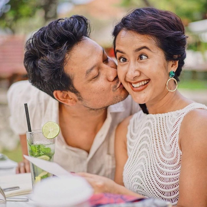 Momen mesra tapi kocak ini saat Ibu Widi berulang tahun ke-40, pada 29 April lalu. Mereka rayakan di Bali. "<em>Siapa yang lagi ulang tahun, hayo... Keliatan kan yang mana yang lagi bahagia banget? Selamat ulang tahun untuk istriku yang paling cantik dan kebanggaan @thesasonosfam! Semoga hari-hari kamu bisa lebih menyenangkan, dikelilingi orang-orang yang baik, dan bisa memberikan dampak positif untuk sekitar juga! I love you, Bu @widimulia</em>," tulis bintang film <em>Mendadak Dangdut</em> ini. (Foto: Instagram @dwisasono)