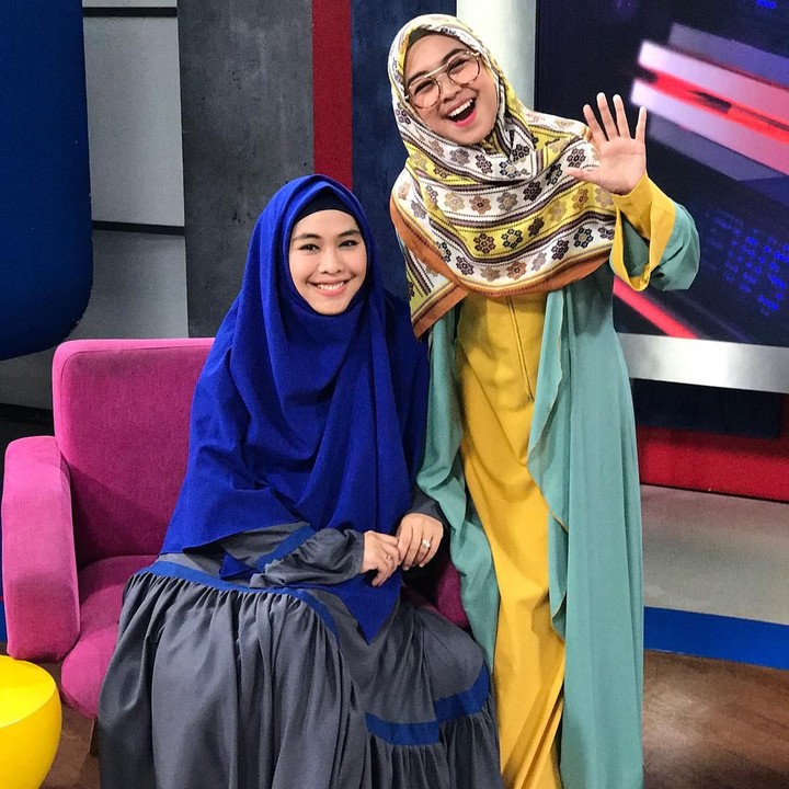 Sesama <em>public figure</em>, tak jarang Ricis dan Oki tampil bareng dalam satu layar. Ricis tentu selalu berguru pada sang kakak yang lebih berpengalaman di dunia hiburan Tanah Air. (Foto: Instagram @riaricis1795)