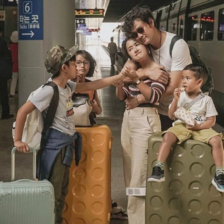 Langgeng dan harmonis selalu ya, keluarga Bapak Dwi dan Ibu Widi. (Foto: Instagram @dwisasono)