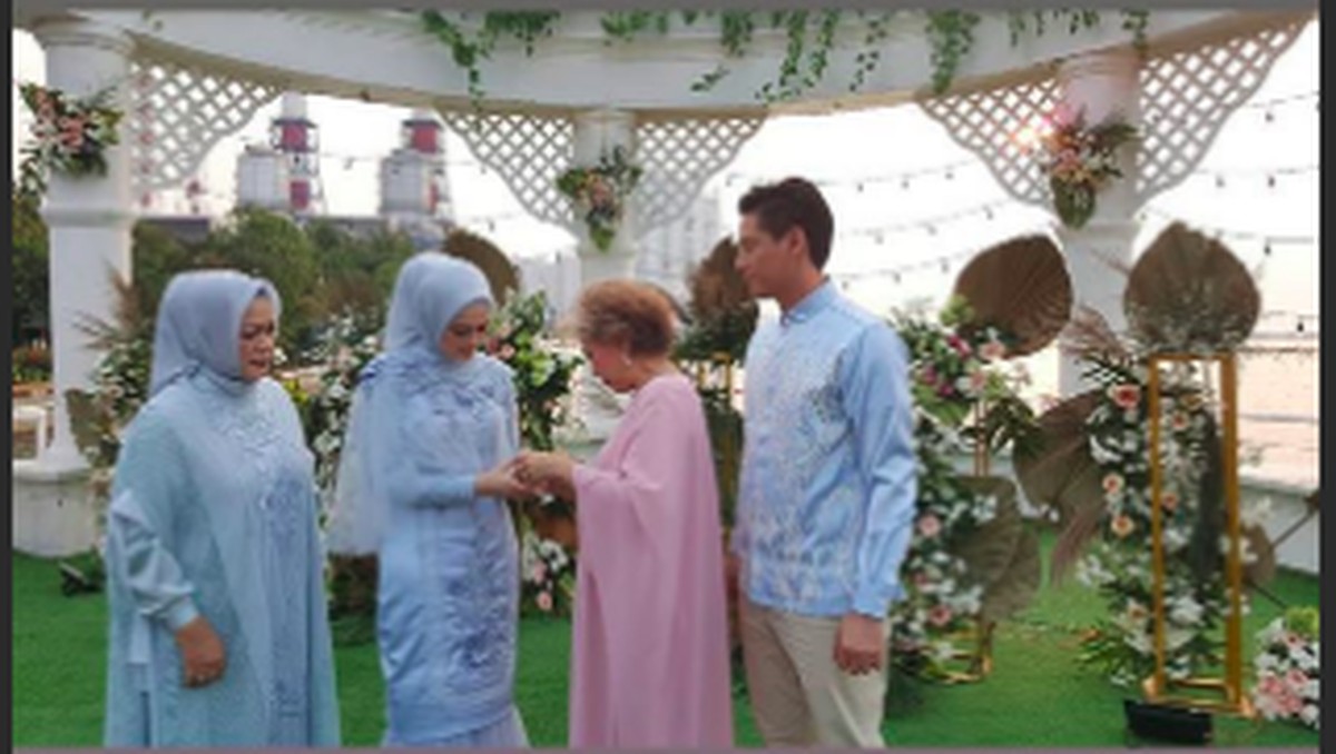 Cut Meyriska dan Roger Danuarta resmi bertunangan hari ini&comma; Minggu &lpar;28&sol;7&rpar;&comma; di D'Banquet Pantai Mutiara&comma; Jakrta Utara&period; Berikut suasana pertuangan mereka&period;