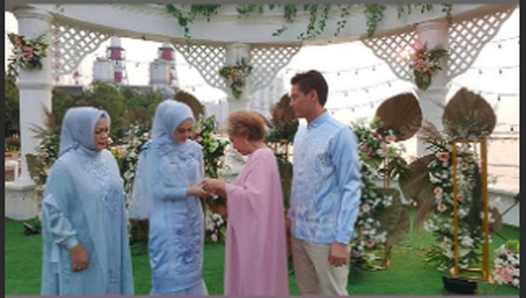 Cut Meyriska dan Roger Danuarta resmi bertunangan hari ini, Minggu (28/7), di D'Banquet Pantai Mutiara, Jakrta Utara. Berikut suasana pertuangan mereka.