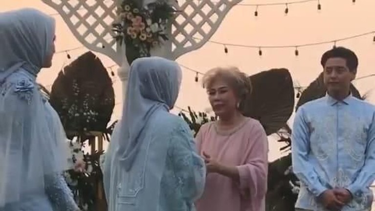 Mengintip Suasana Pertunangan Roger Danuarta dan Cut Meyriska Cut Meyriska dan Roger Danuarta resmi bertunangan hari ini, Minggu (28/7), di D'Banquet Pantai Mutiara, Jakrta Utara. Berikut suasana pertuangan mereka.
