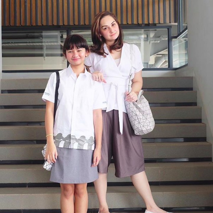 Mona Ratuliu dan putri pertamanya, Davina Syafa Felisa atau biasa dipanggil Mima, juga terlihat seperti kakak adik. Ditambah, pola asuh Mona Ratuliu terhadap anaknya sangat modern dan milenial sehingga keduanya seperti sahabat.