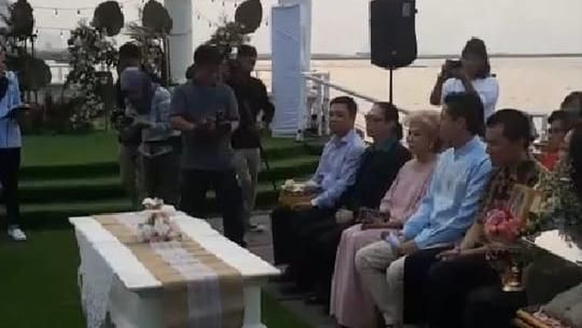 Cut Meyriska dan Roger Danuarta resmi bertunangan hari ini&comma; Minggu &lpar;28&sol;7&rpar;&comma; di D'Banquet Pantai Mutiara&comma; Jakrta Utara&period; Berikut suasana pertuangan mereka&period;