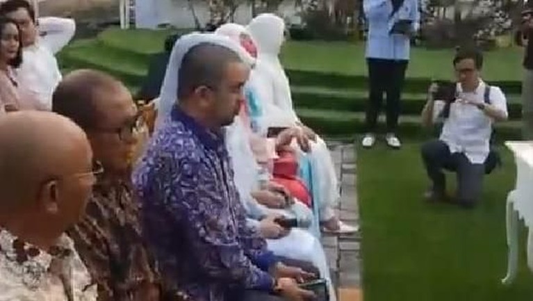 Cut Meyriska dan Roger Danuarta resmi bertunangan hari ini, Minggu (28/7), di D'Banquet Pantai Mutiara, Jakrta Utara. Berikut suasana pertuangan mereka.